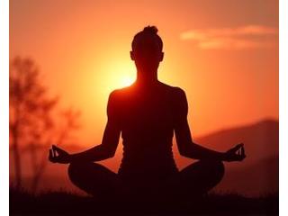 Siluet orang meditasi dengan latar matahari terbenam