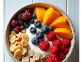 Sarapan sehat dengan buah segar dan yogurt